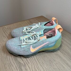 Nike Air Vapormax Flyknit in Light Dew/Melon Tint Size 6